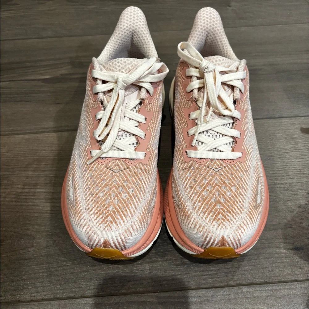 HOKA Clifton’s size 6.5